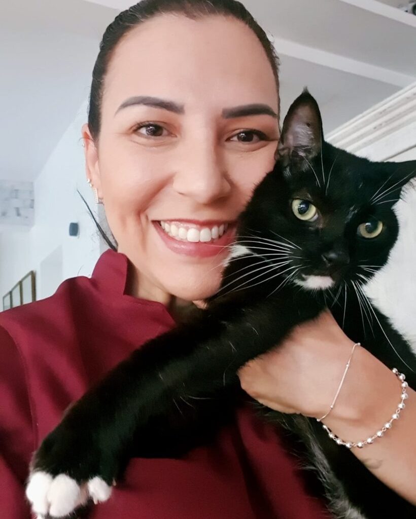 Thaiz segurando um gato